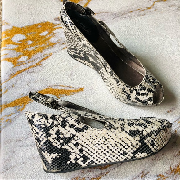 Kenneth Cole Ultra Light Snakeskin Open-Toe Wedge - Picture 3 of 9